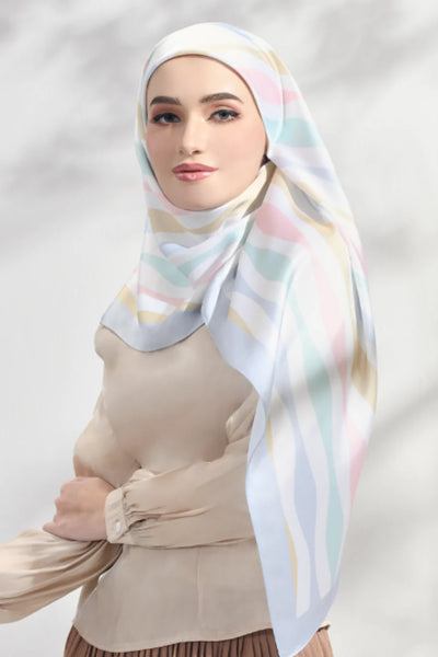 Woman in a lightweight striped hijab with soft pastel hues, ideal for adding a sophisticated touch to any ensemble.